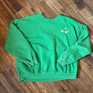 Green urban crewneck “follow your soul”